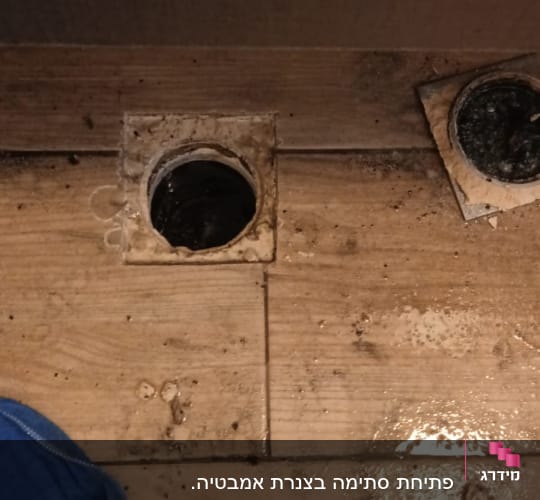 פתחי ניקוז על רצפה מלוכלכת עם מים